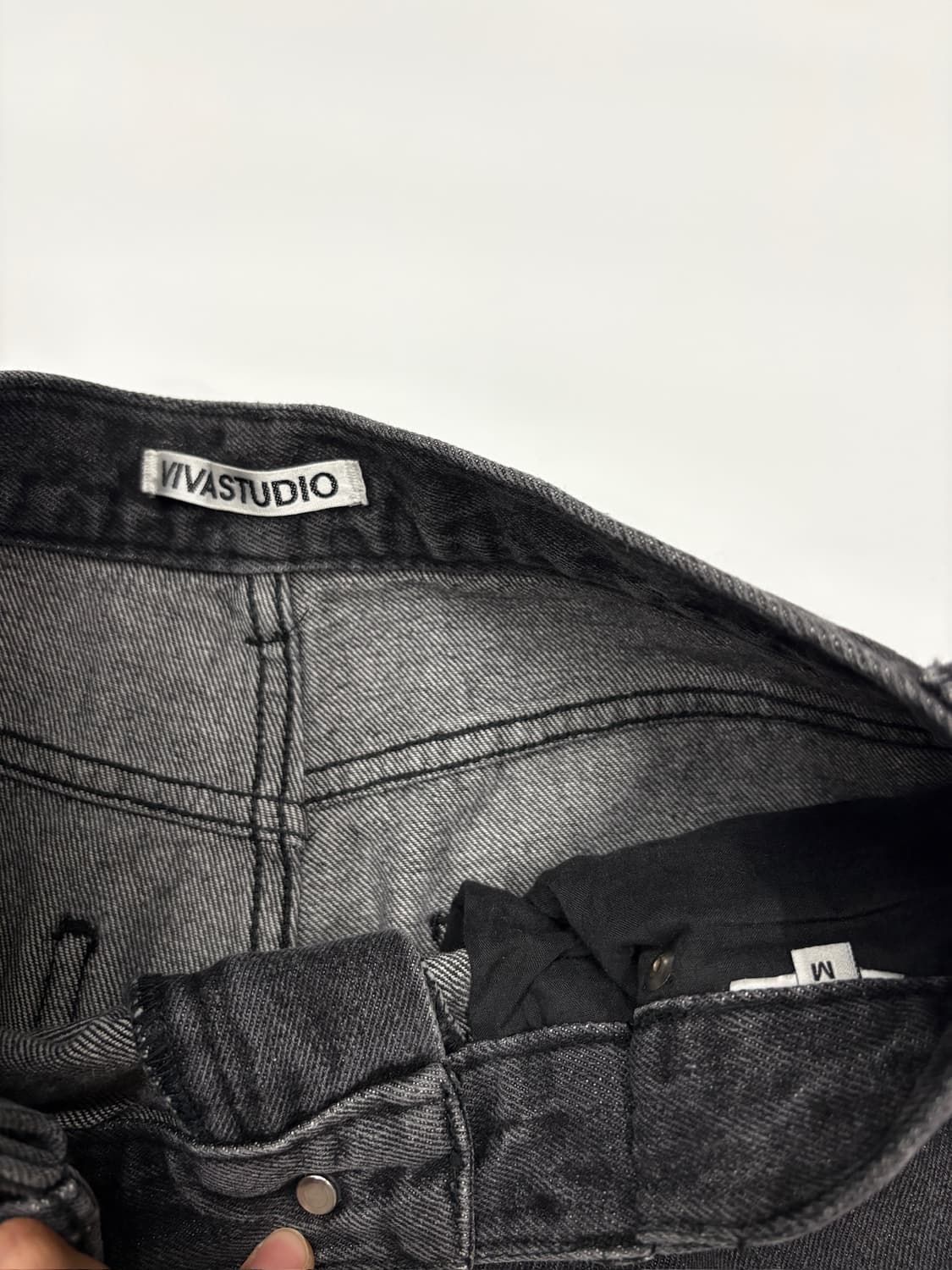 비바스튜디오 워싱 블랙 와이드 카고 더블니 데님 팬츠 상품이미지4