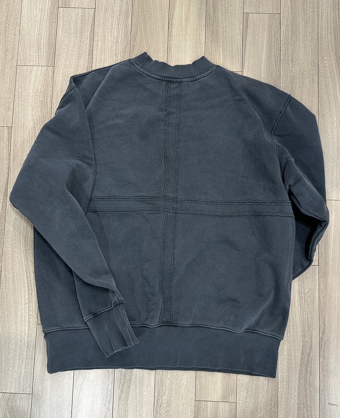 아트워크 뮤지엄 크로스 스웨트셔츠 차콜 상품이미지4