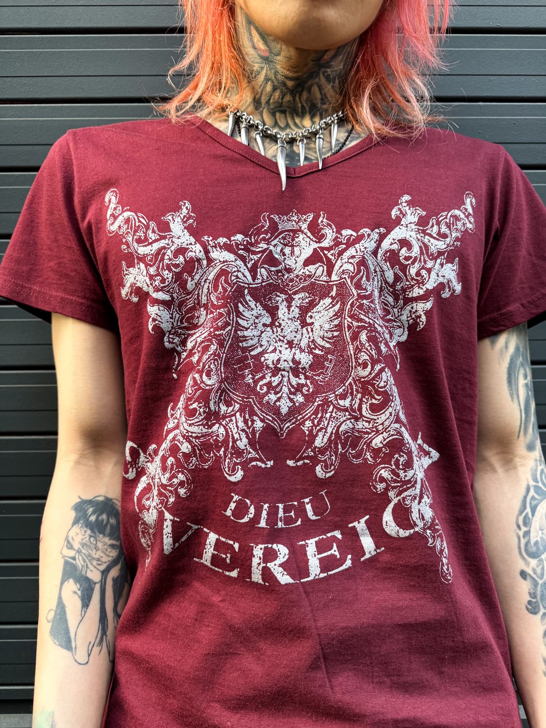Vereu Crest Graphic V-neck T-shirt 상품이미지2