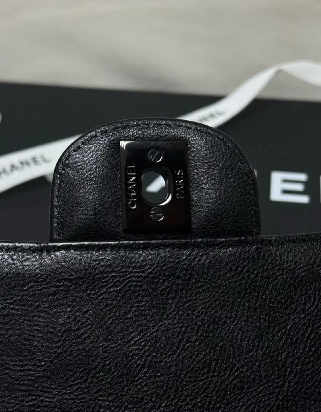 샤넬 클래식 쁘띠삭 플랩백 카프 올블랙 상품이미지6