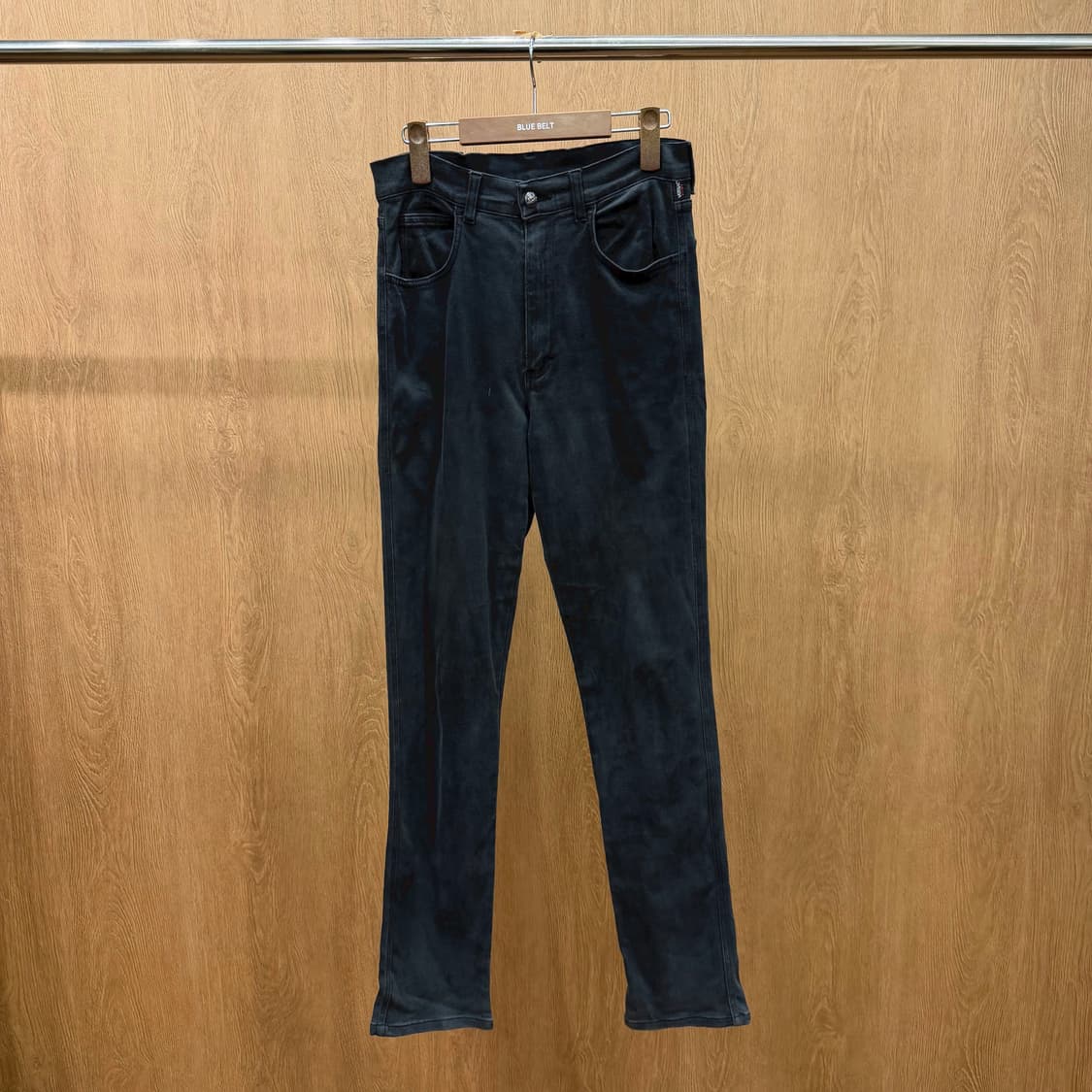 베르사체 스포츠 데님 팬츠 로고 각인 버튼 사이드 탭 디테일 슬림핏 블랙 상품이미지2