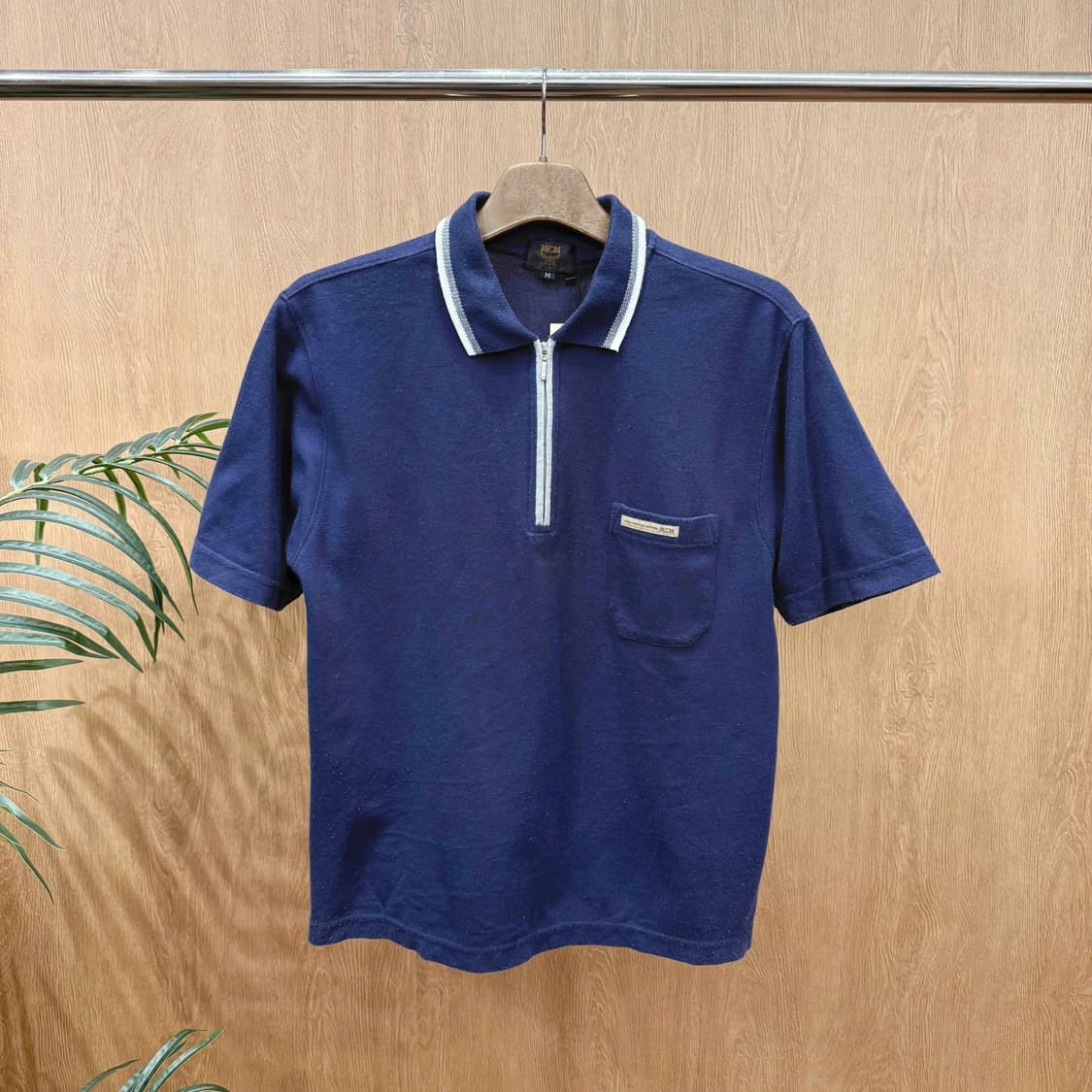 MCM 하프집업 피케 반팔 티셔츠 로고 포켓 디테일 네이비 상품이미지1