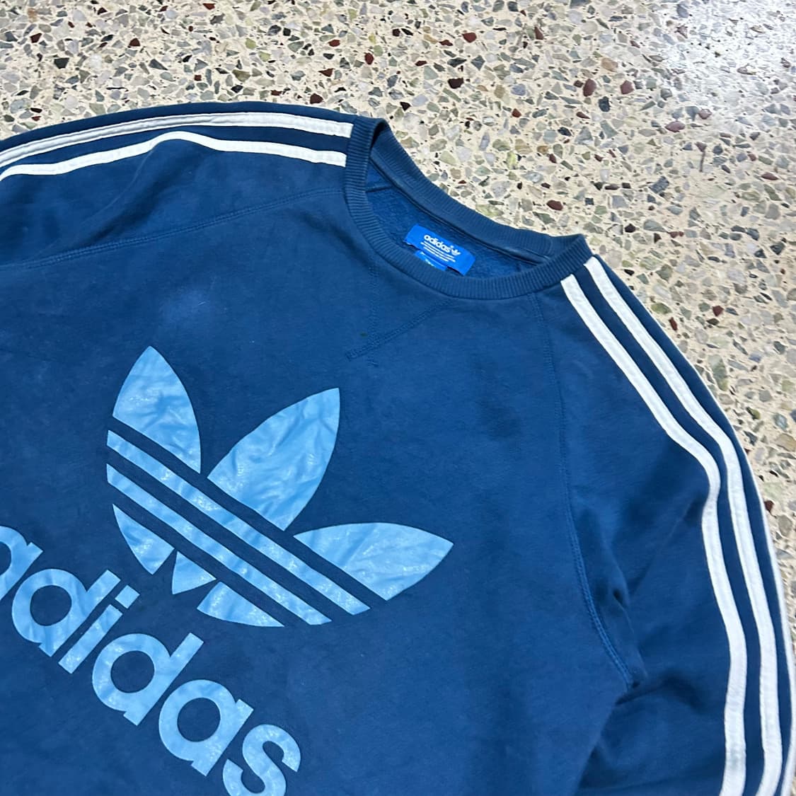 아디다스(ADIDAS) 파이어버드 로고 딥블루 맨투맨 상품이미지2