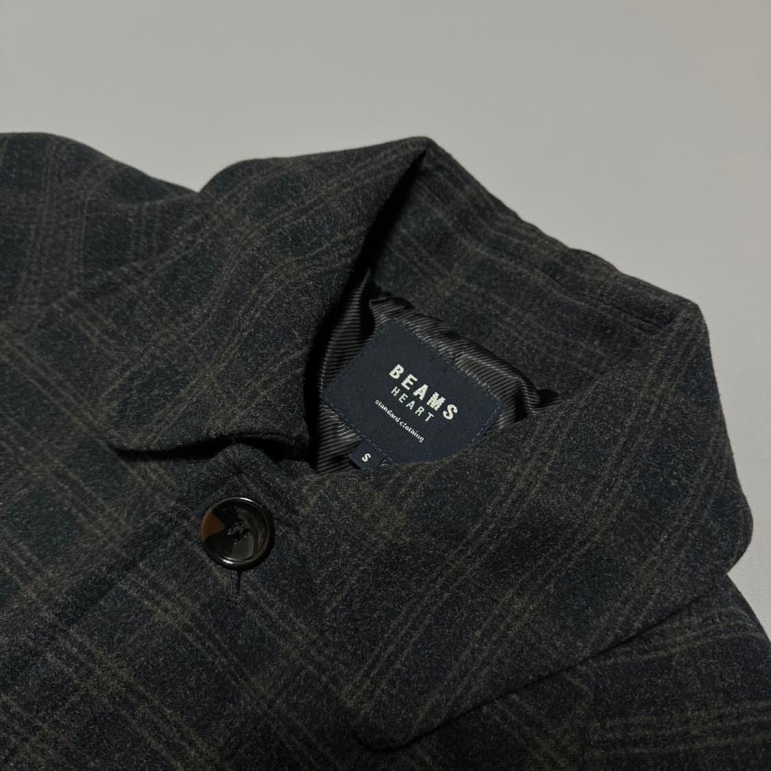 빔즈 하트 차콜컬러 체크패턴 폴리에스터 레이온 혼방 스텐 칼라 코트 상품이미지3