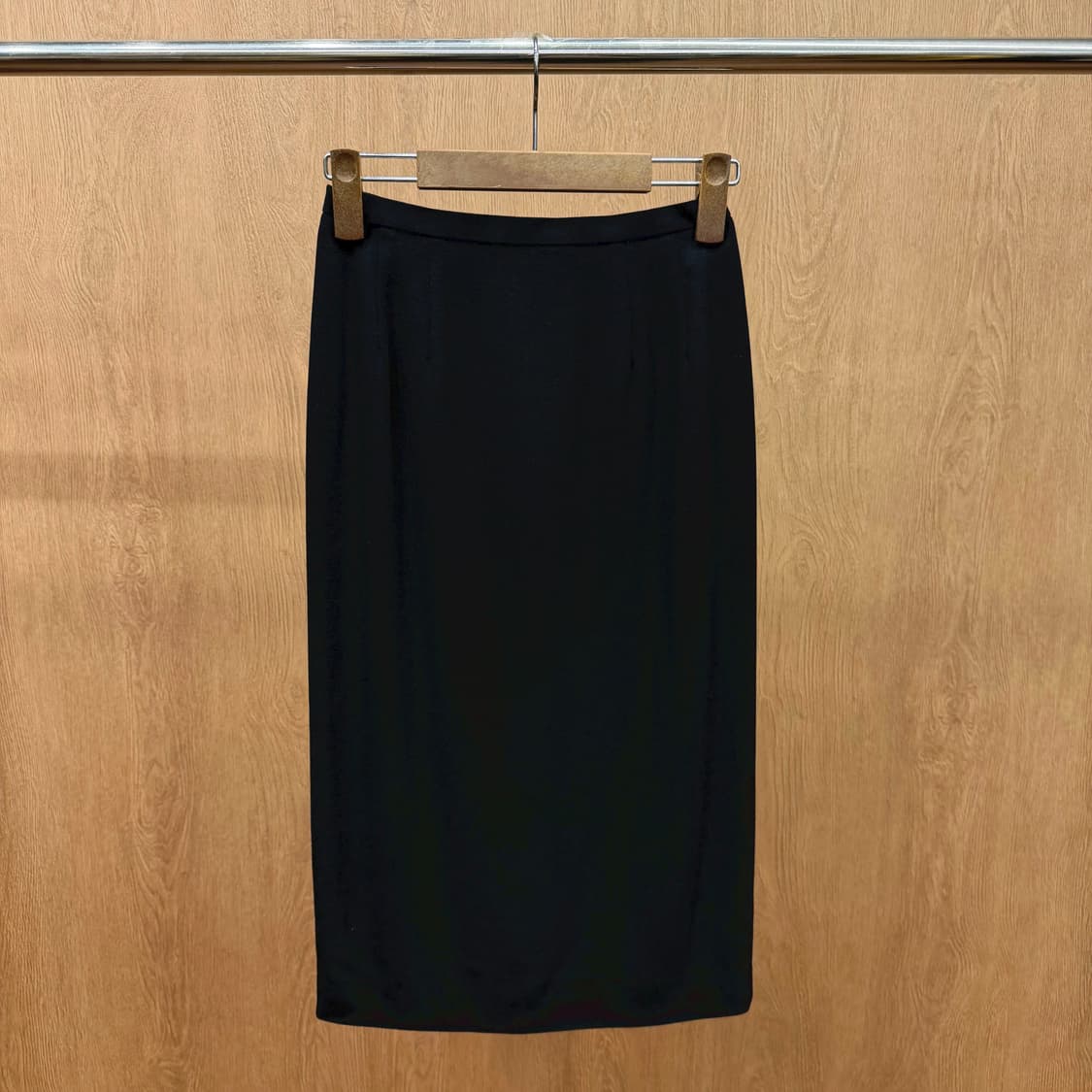 버버리 롱 스커트 심플 무지 투 턱 후면 밑단 절개 디테일 블랙 상품이미지2