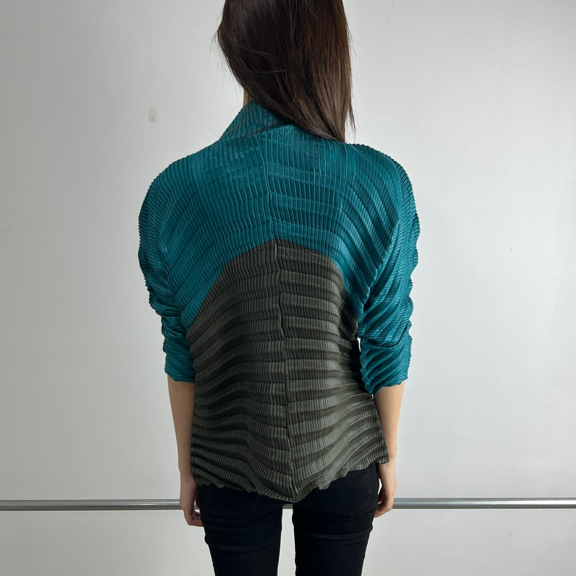 이세이미야케 볼륨 플리츠 가디건 상품이미지3