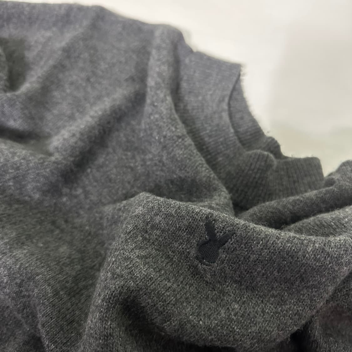 M 플레이보이 차콜 스몰로고 크루넥니트 상품이미지2