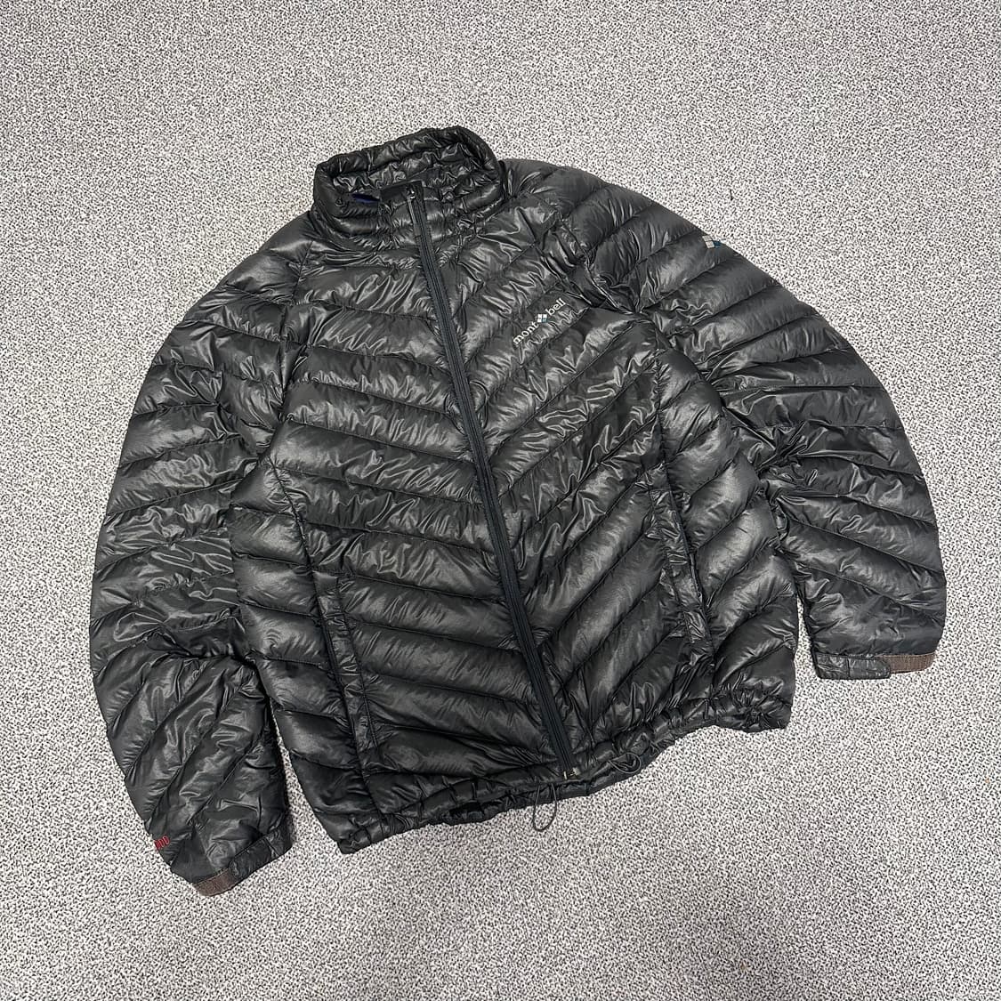 몽벨 그레이 유광 경량패딩 상품이미지1