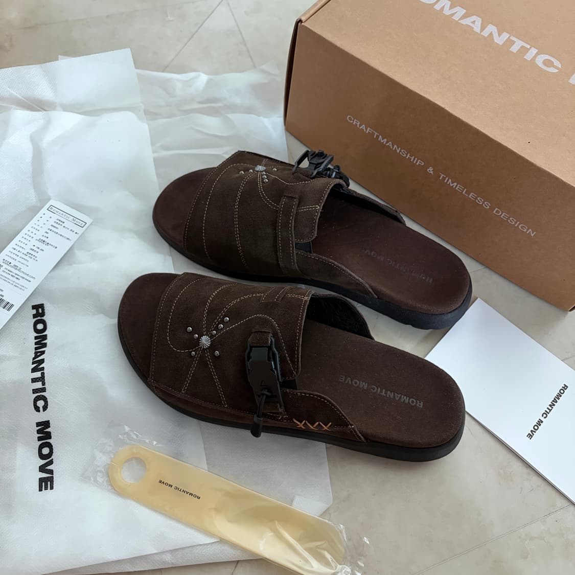 새상품(280)로맨틱무브 아웃로우 슬라이드 브라운 스웨이드 상품이미지1