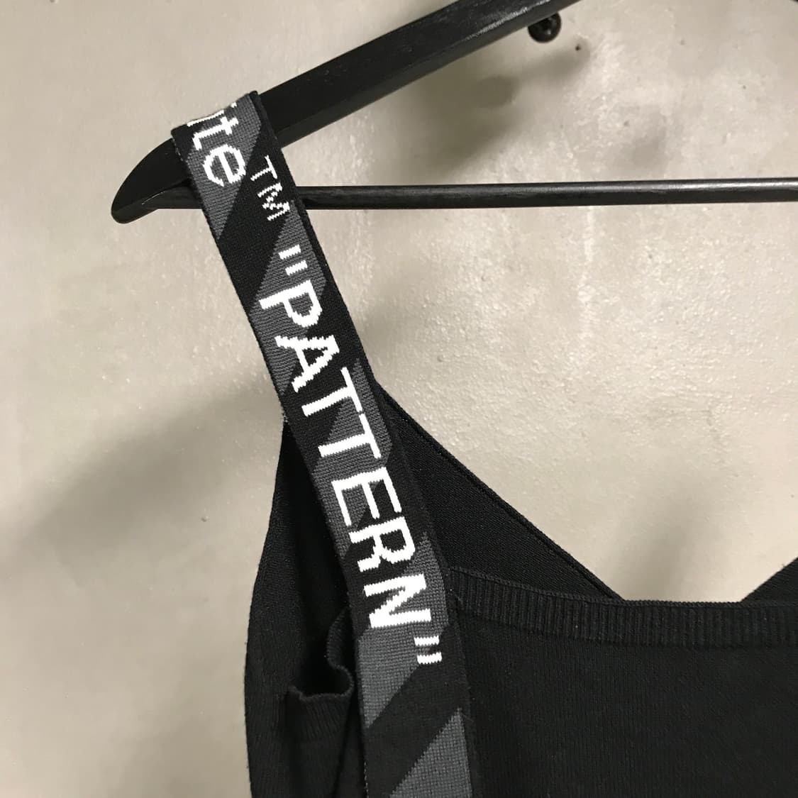 오프화이트 슬리브리스 탑 42(W) 상품이미지8