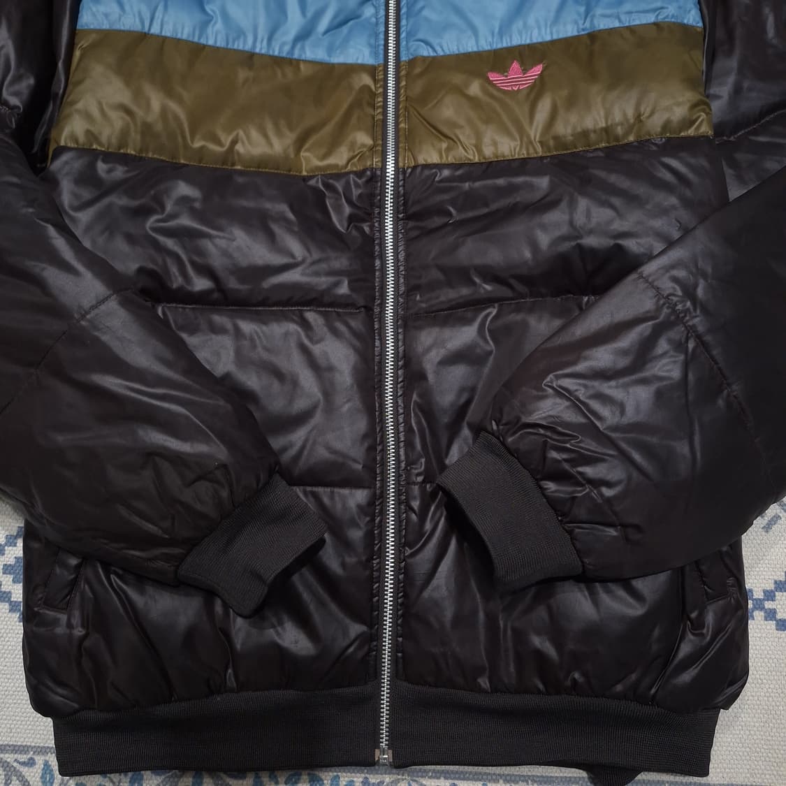 아디다스 00s 블랙 베이지 스카이블루 카키 배색 유광 오리털 패딩 점퍼 상품이미지4