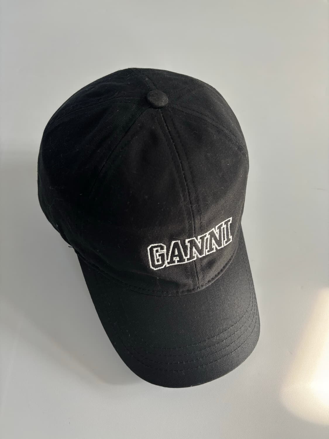 Ganni 가니 자수 로고 코튼 볼캡 상품이미지1