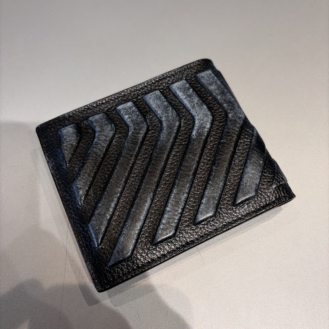 (정품/새상품) BALENCIAGA 발렌시아가 남성 더티 블랙 카 반지갑 상품이미지3