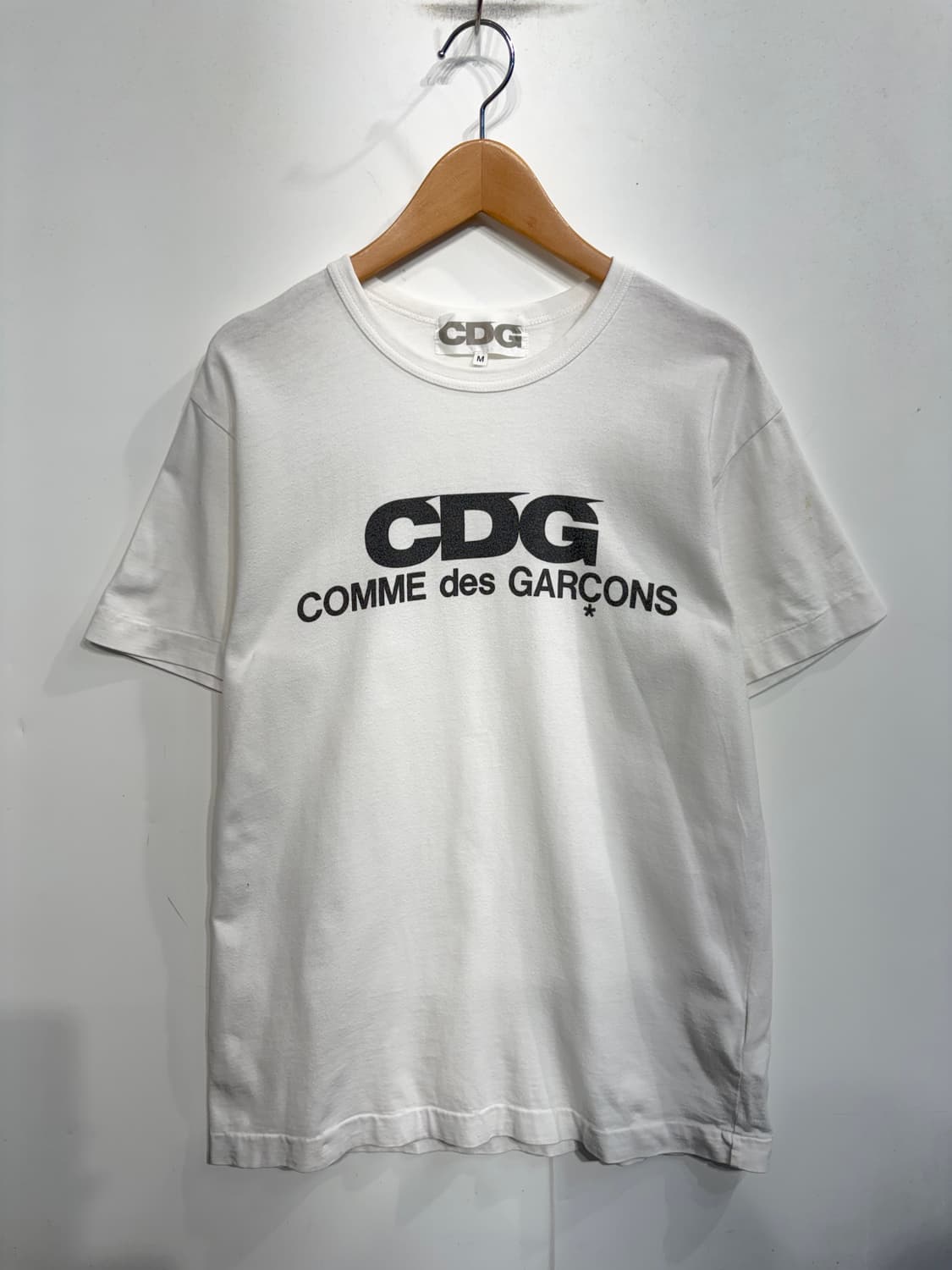 M 꼼데가르송 CDG 로고 반팔 티셔츠 화이트  상품이미지2