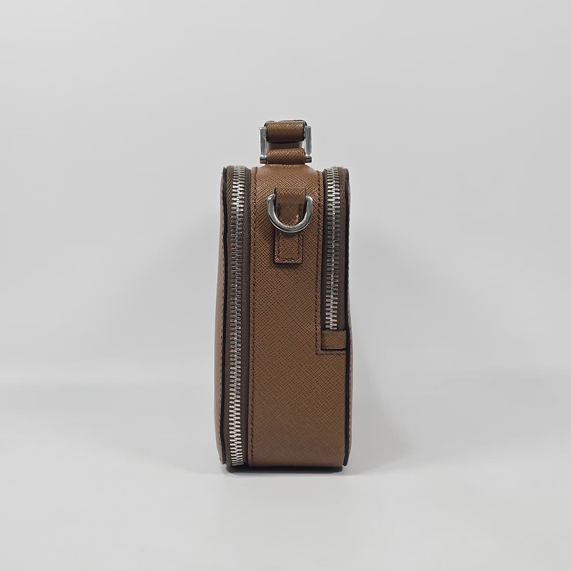 프라다 브리크 사피아노 가죽 크로스백 상품이미지4