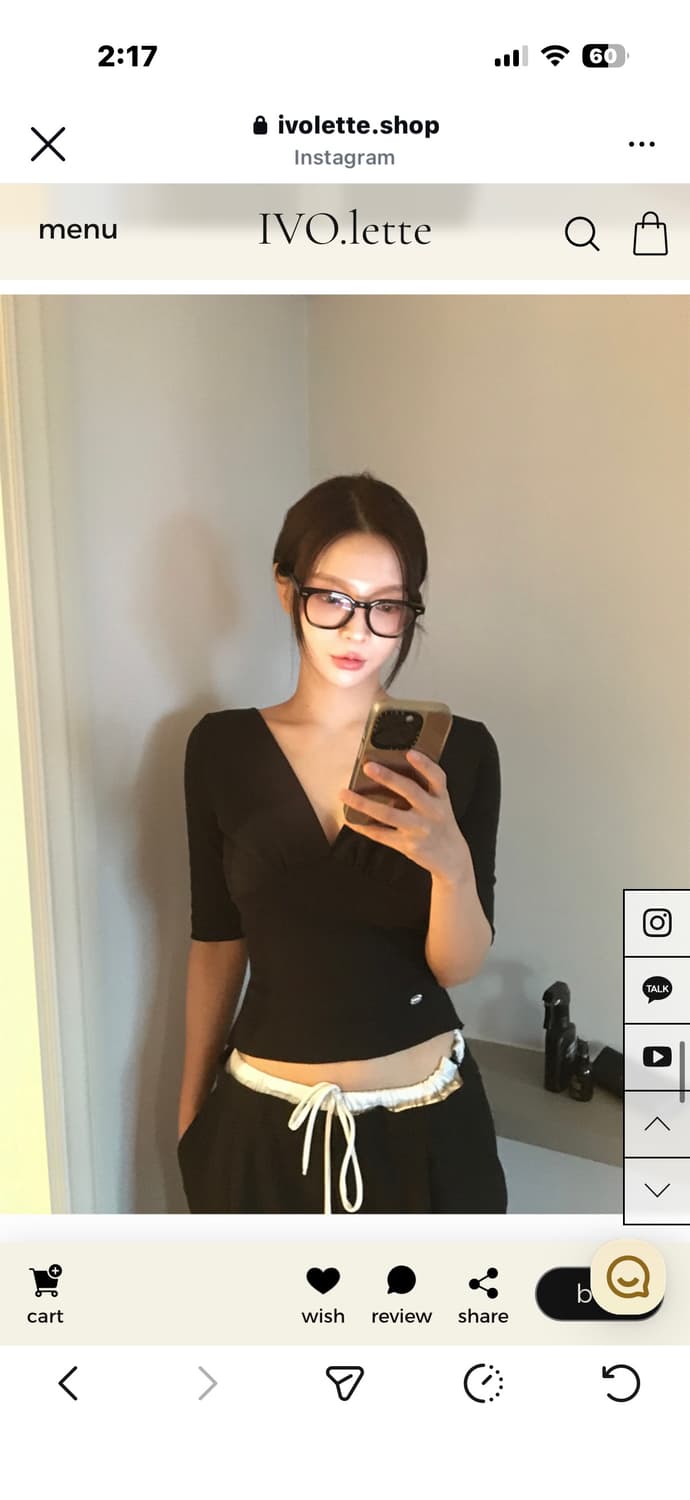 미윳 아이보렛 셔링브이넥 검정 상품이미지1