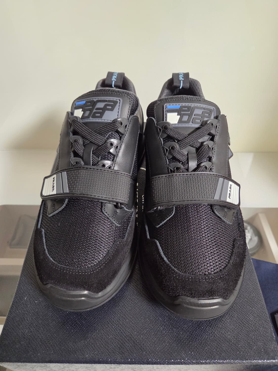 프라다 벨크로 스니커즈 블랙 상품이미지3