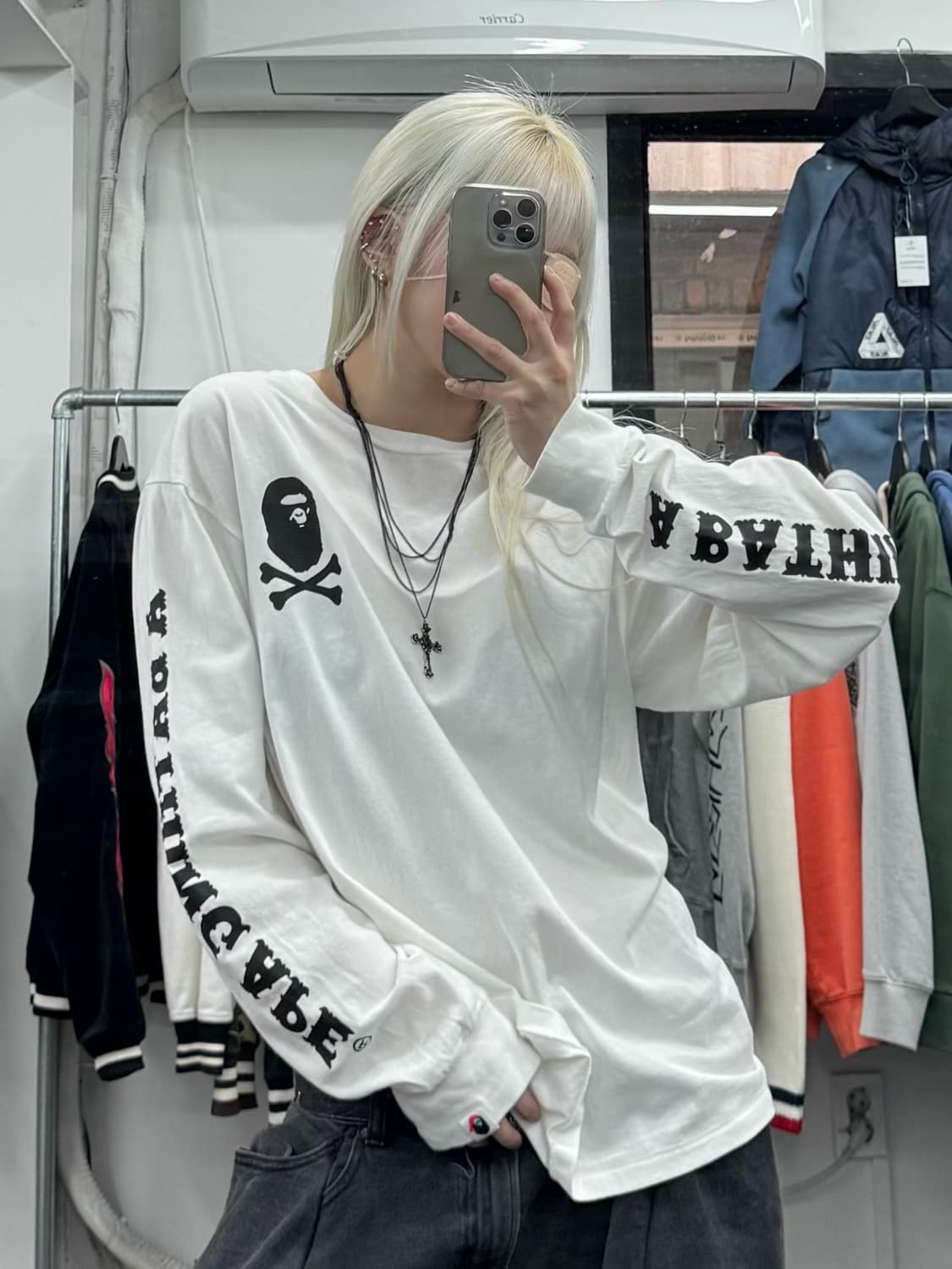 베이프 스컬 사이드 로고 롱슬리브 상품이미지1