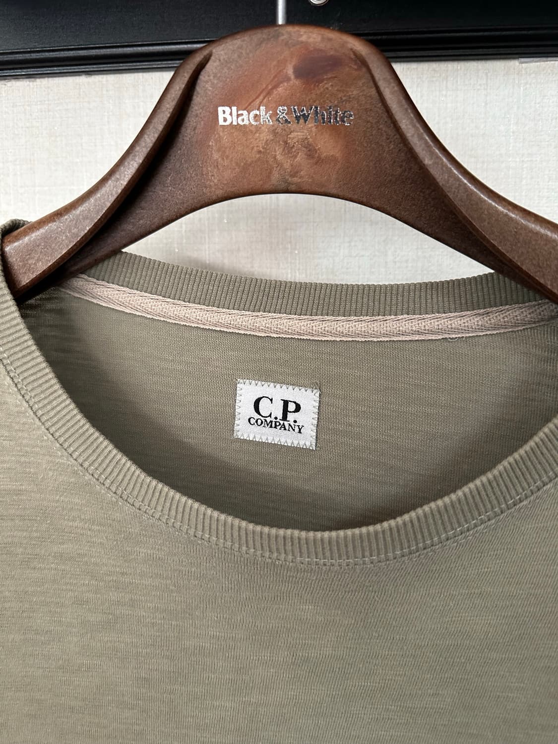 C.P. 컴퍼니 렌즈 와펜 맨투맨 카키 100 상품이미지4