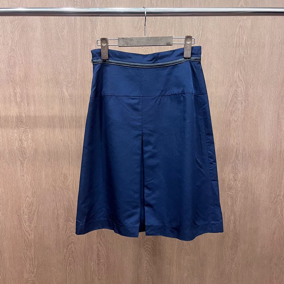 꾸레쥬 미디 스커트 슬릿 포인트 가죽 밴딩 디테일 A라인 네이비 상품이미지3