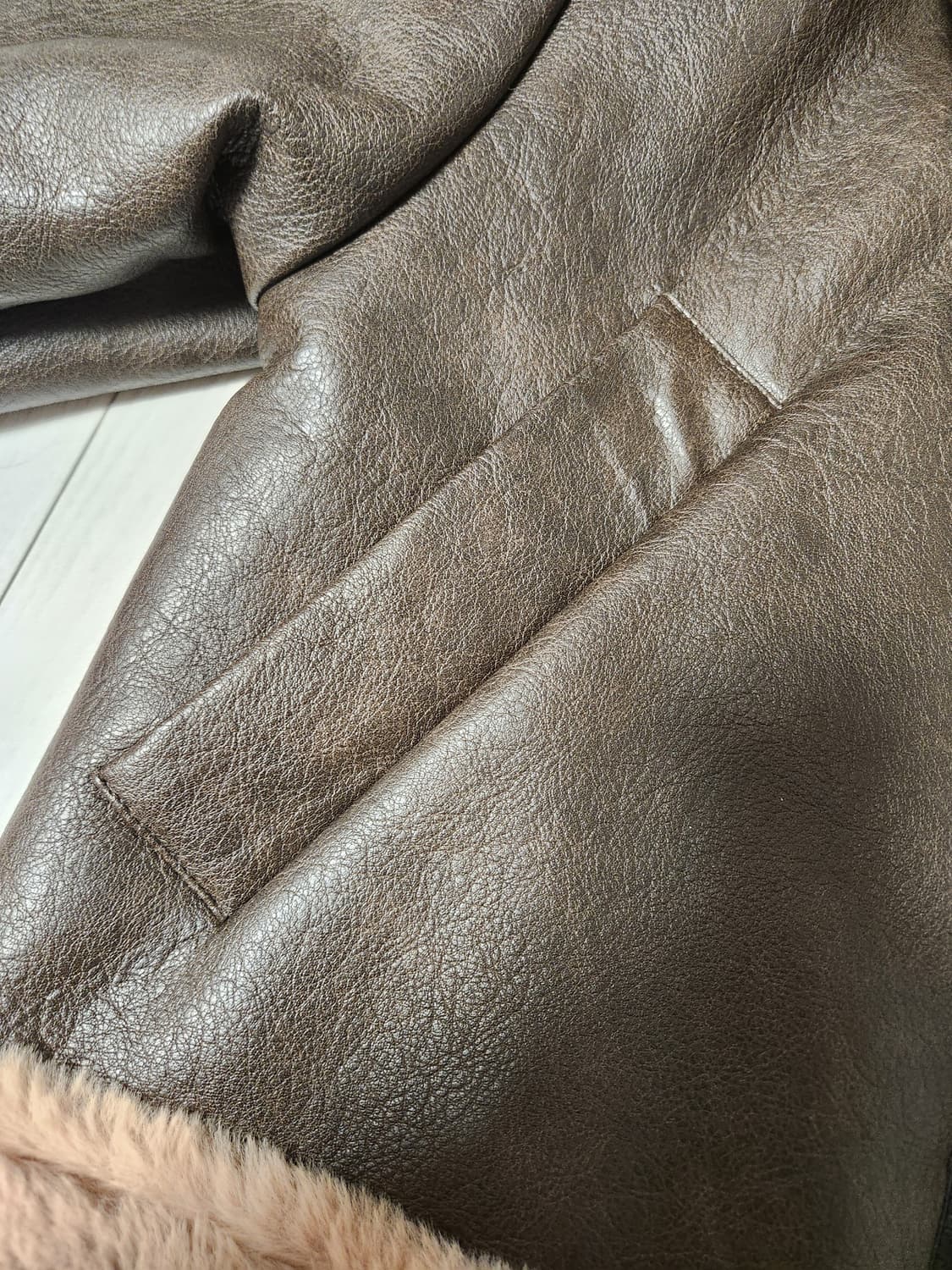 MUYBIEN 크롭 무스탕 사이즈F

얼핏보면 거의 새거처럼 관리되어 있 상품이미지5