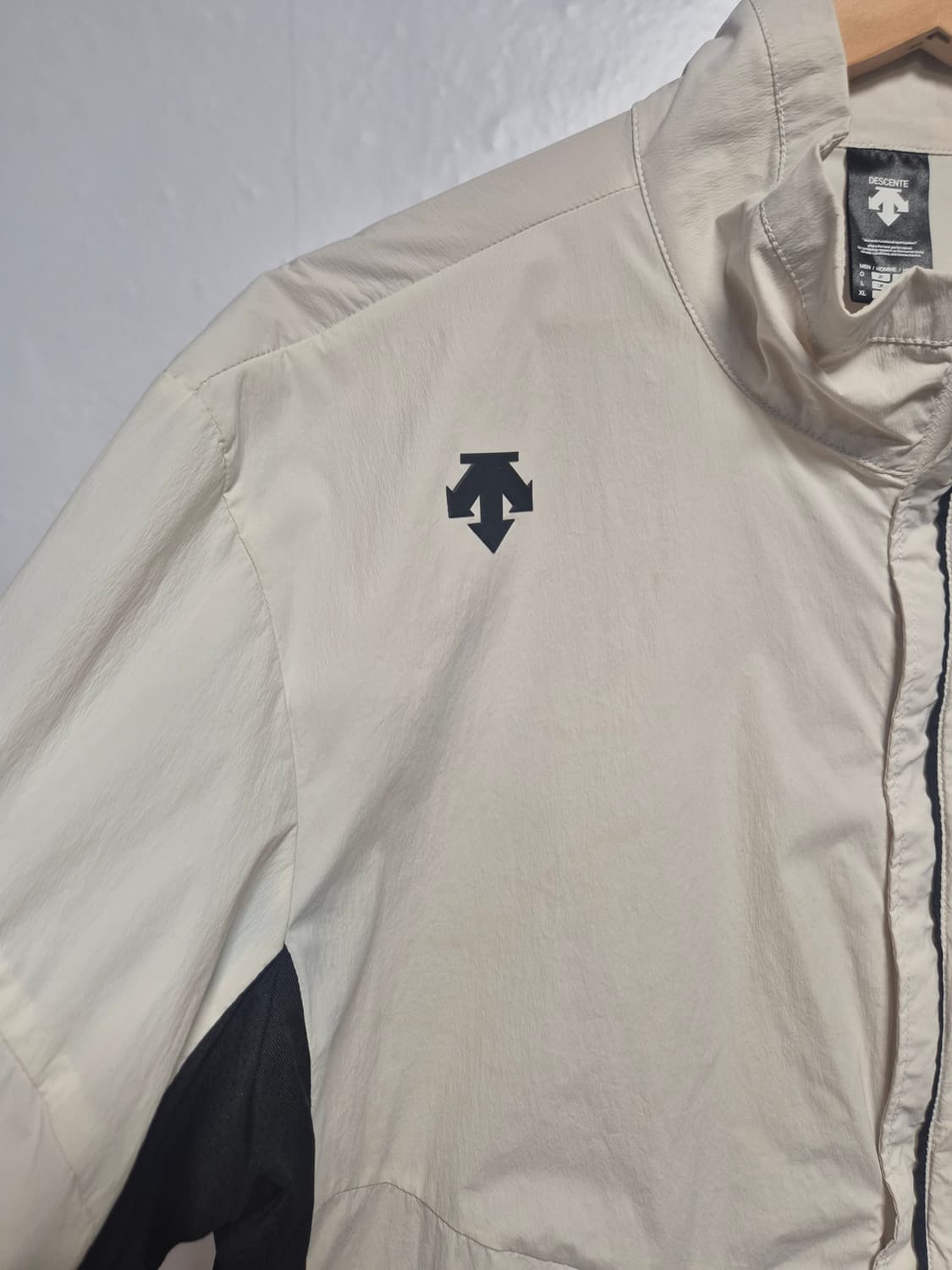 데상트 아이보리/블랙 바람막이 집업 자켓 XL105사이즈(상태A급) 상품이미지2