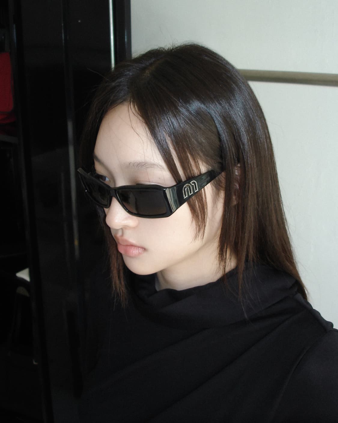 MIU MIU logo temple sunglasses 상품이미지2