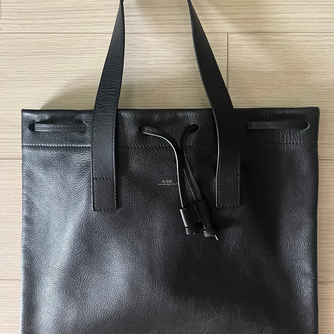 A.P.C. 블랙 레더 드로스트링 토트백 상품이미지3