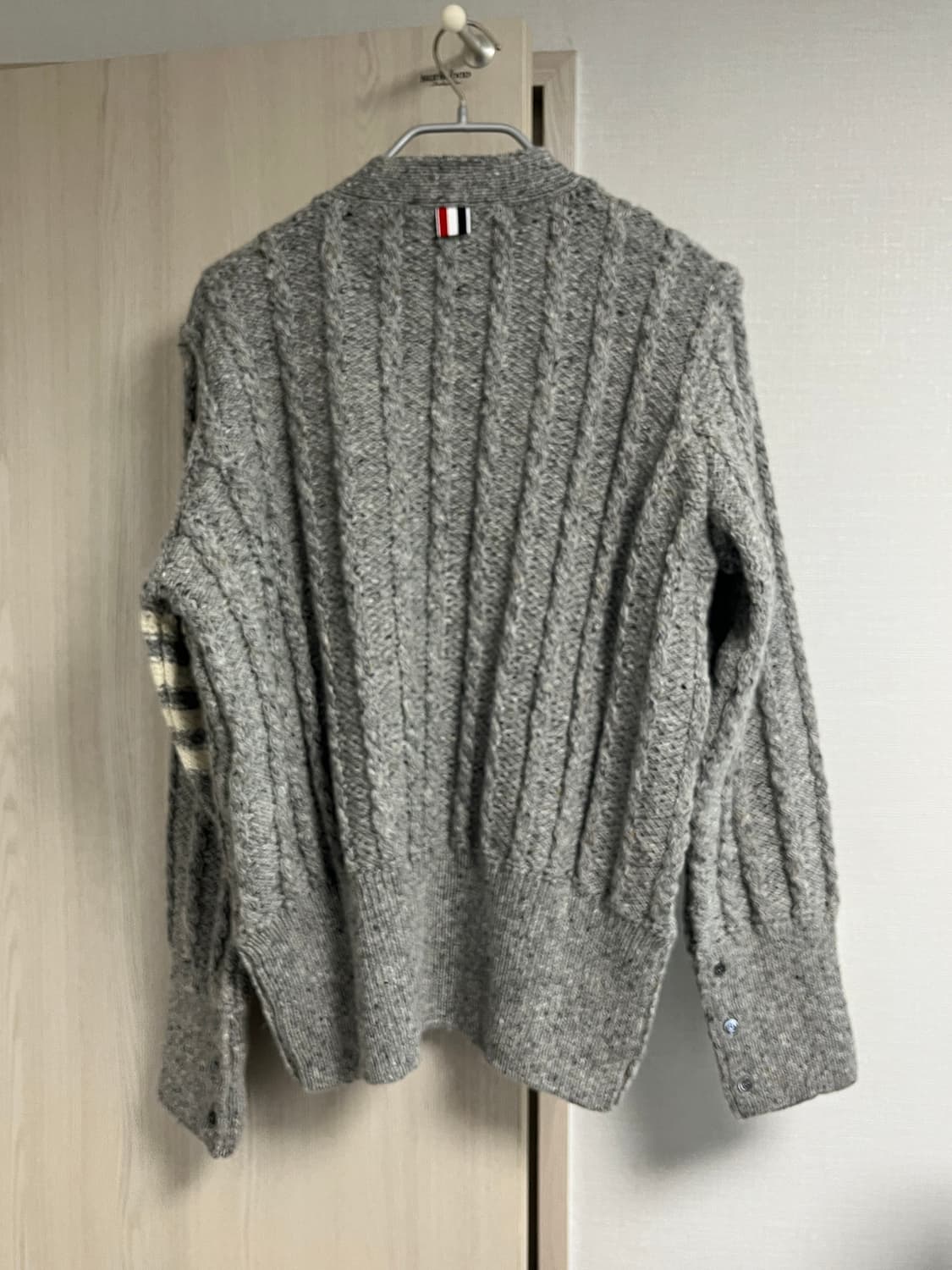 톰브라운 24SS 트위스트 케이블 가디건 MKC486B Y1506 05 상품이미지4