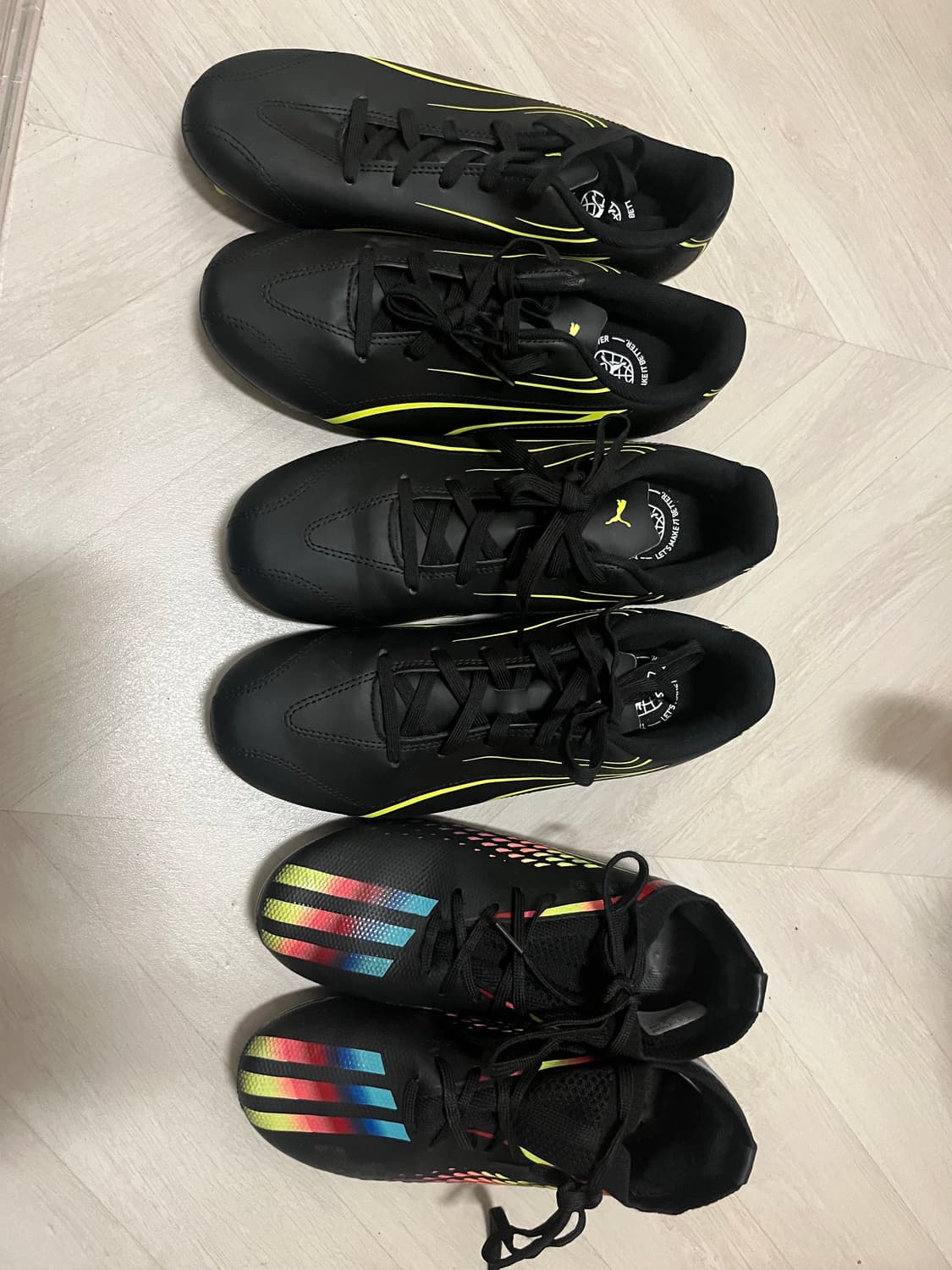 푸마 축구화 블랙 2개와 풋살화 상품이미지1