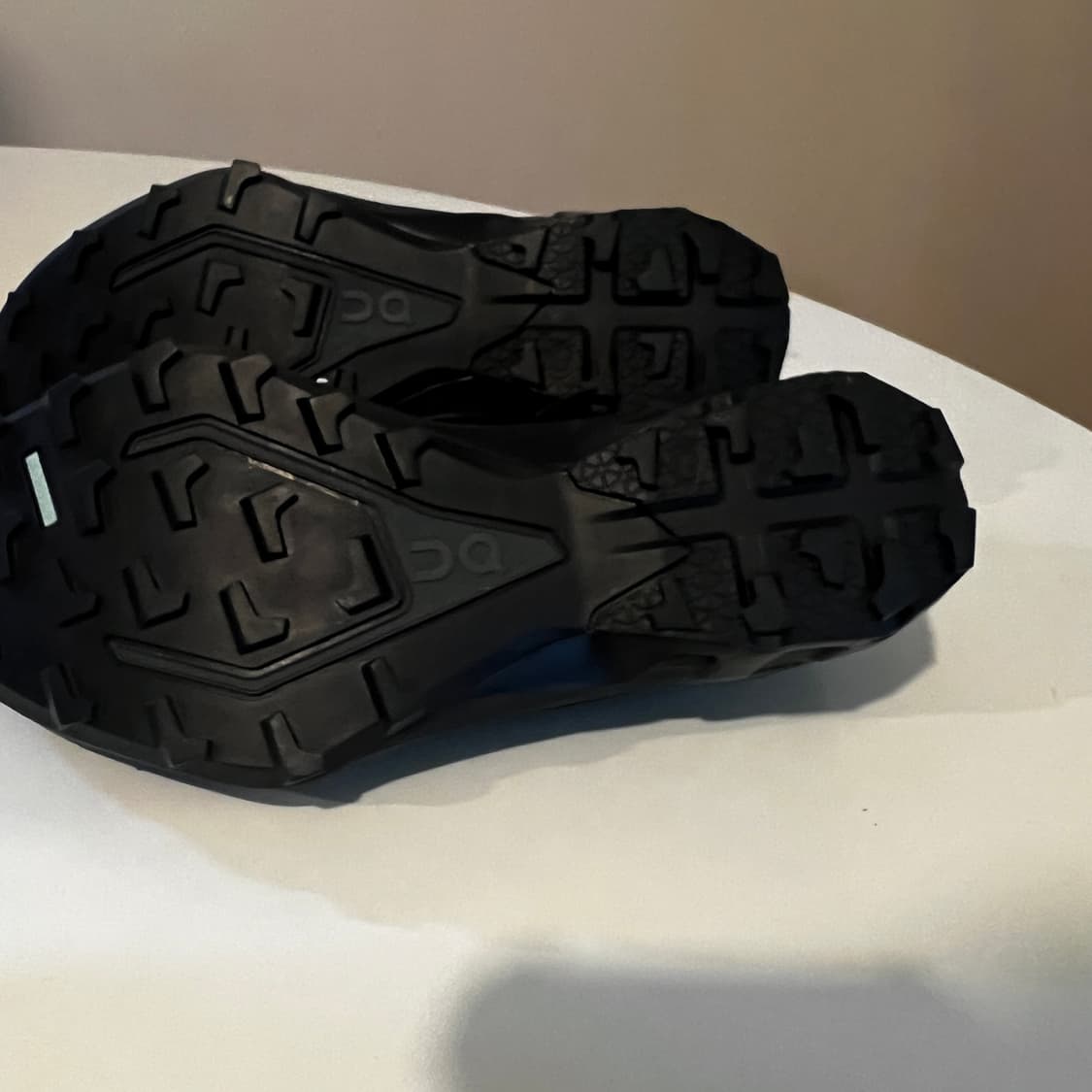 온 파프 클라우드벤쳐 피크 올 블랙 스니커즈 상품이미지6