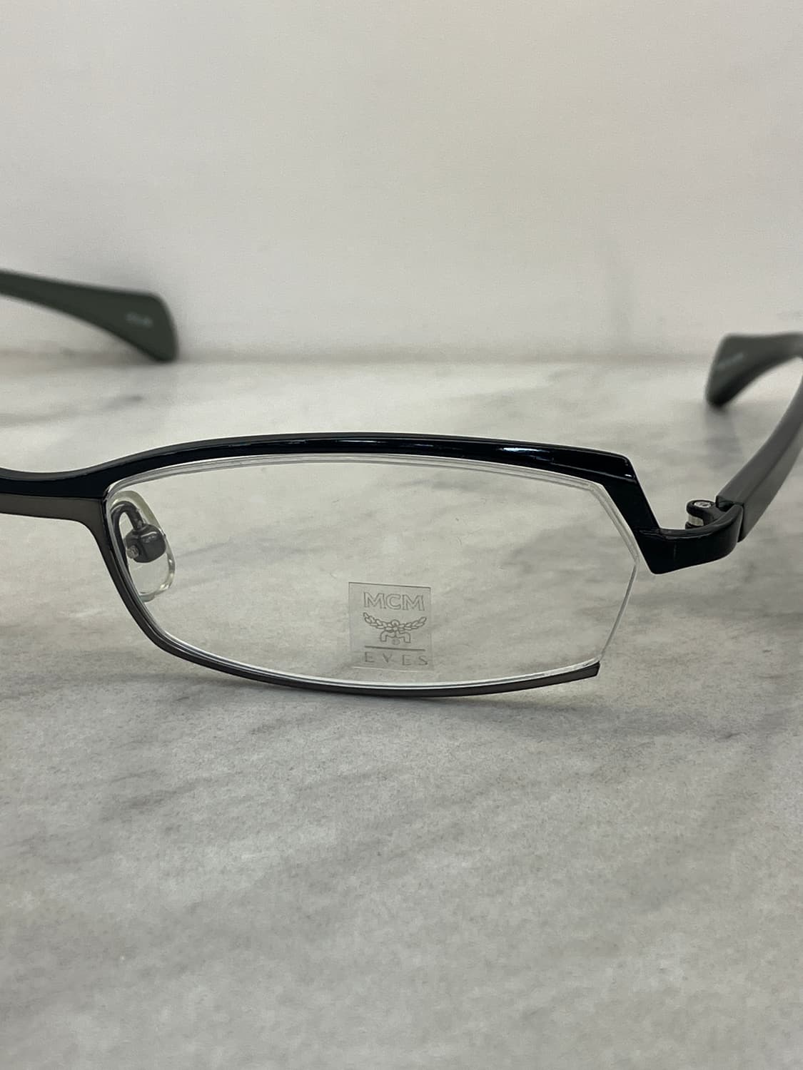 엠씨엠 MCM 블랙실버 소프트 스퀘어 와이어 메탈테 안경 상품이미지6