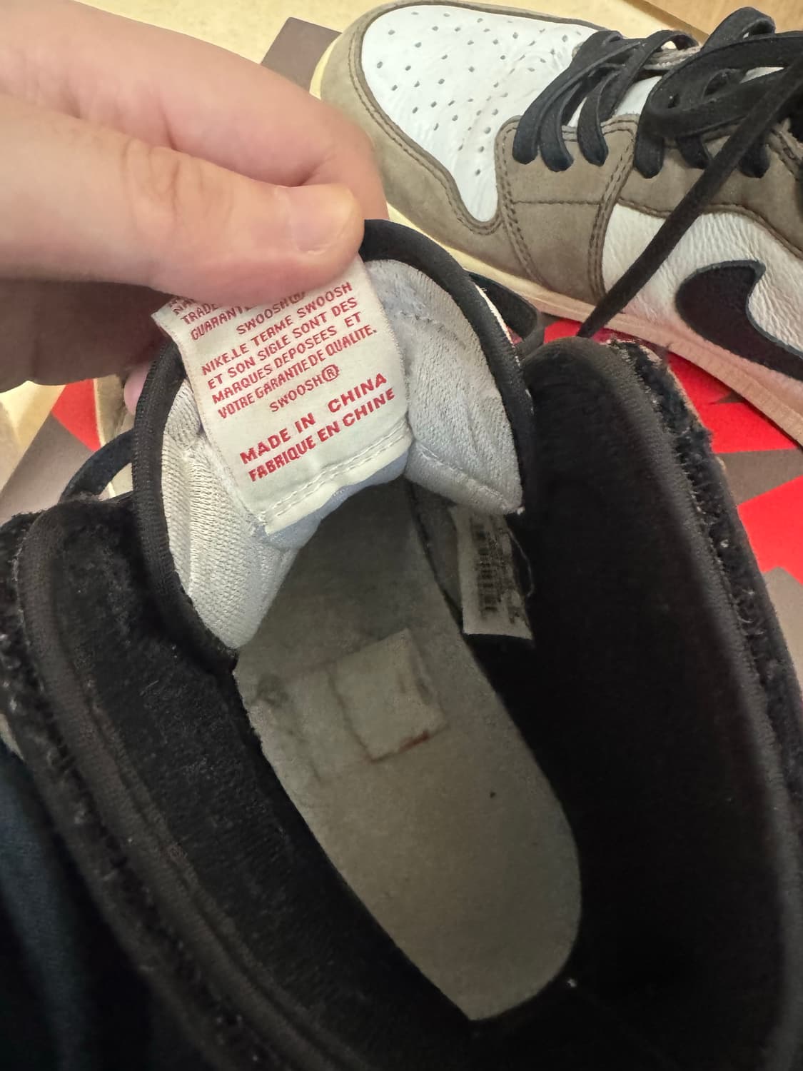 290 나이키 에어 조던 1 트래비스 스캇 모카 하이 팝니다 상품이미지3