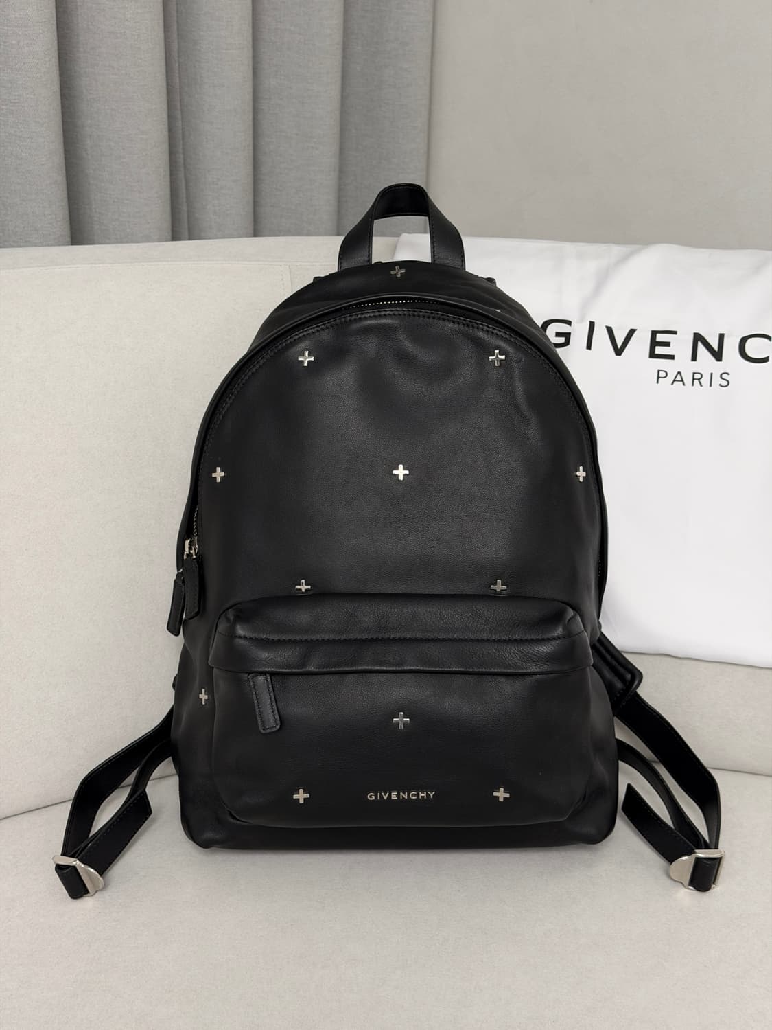 지방시 크로스 스터드 레더 백팩 상품이미지3