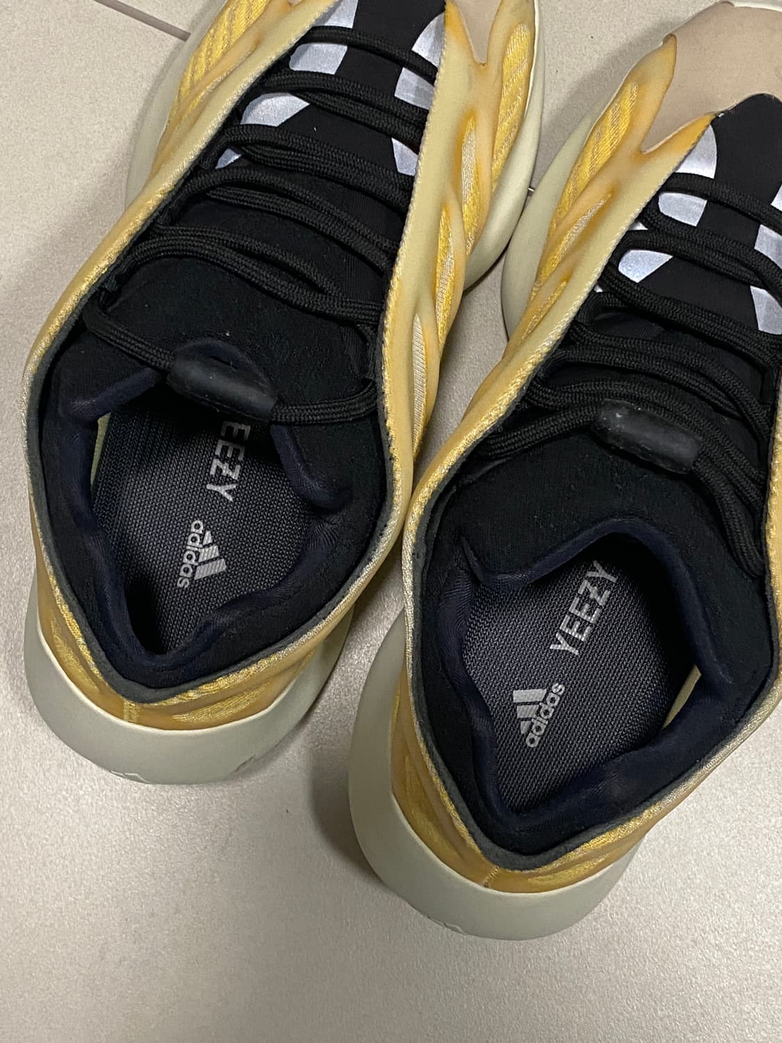 아디다스 이지 700 V3 모노 사플라워 상품이미지5