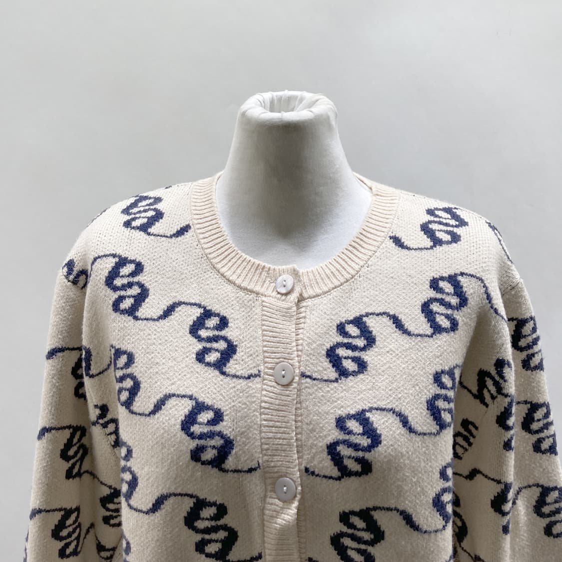 에잇세컨즈 2022 여성니트크롭가디건 85 상품이미지2