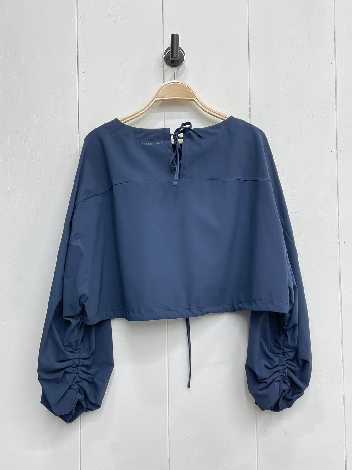 그란데라인 크롭 셔링 블라우스 상품이미지4