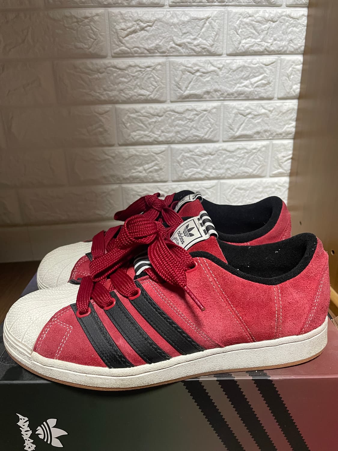 아디다스 x YNuK 슈퍼스타 레드 상품이미지4