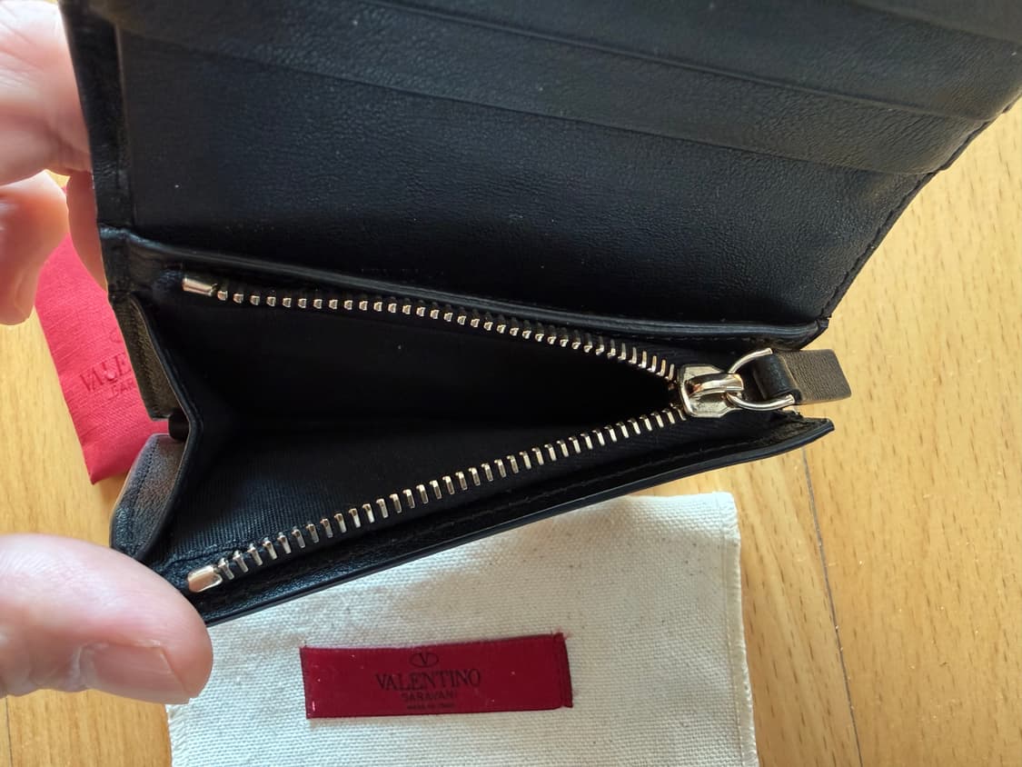발렌티노 VALENTINO 지갑 중지갑 지퍼돌이 스터드 반지갑 명품지갑 상품이미지7