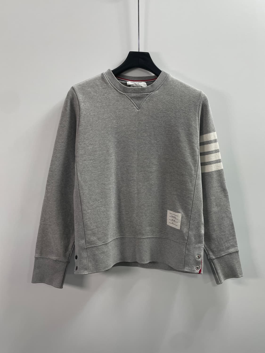 톰브라운 사선 라운드 맨투맨 (on.733) 상품이미지1