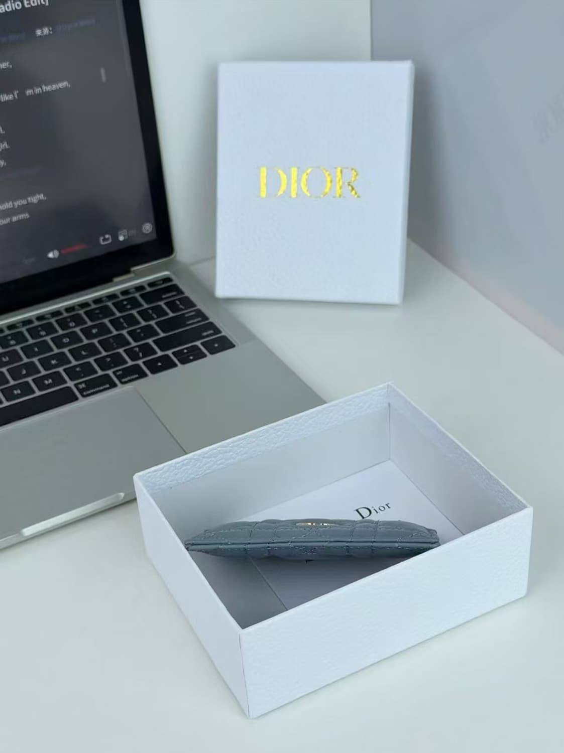 디올 카로 5 슬롯 카드 홀더 서플 까나쥬 카프스킨 클라우드 블루 상품이미지3