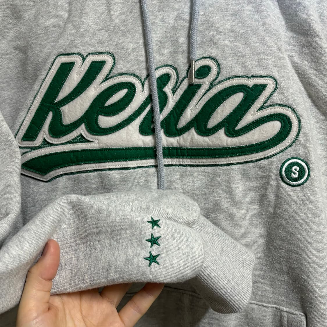 롤 굿즈 Kesia 회색 후드티 상품이미지4