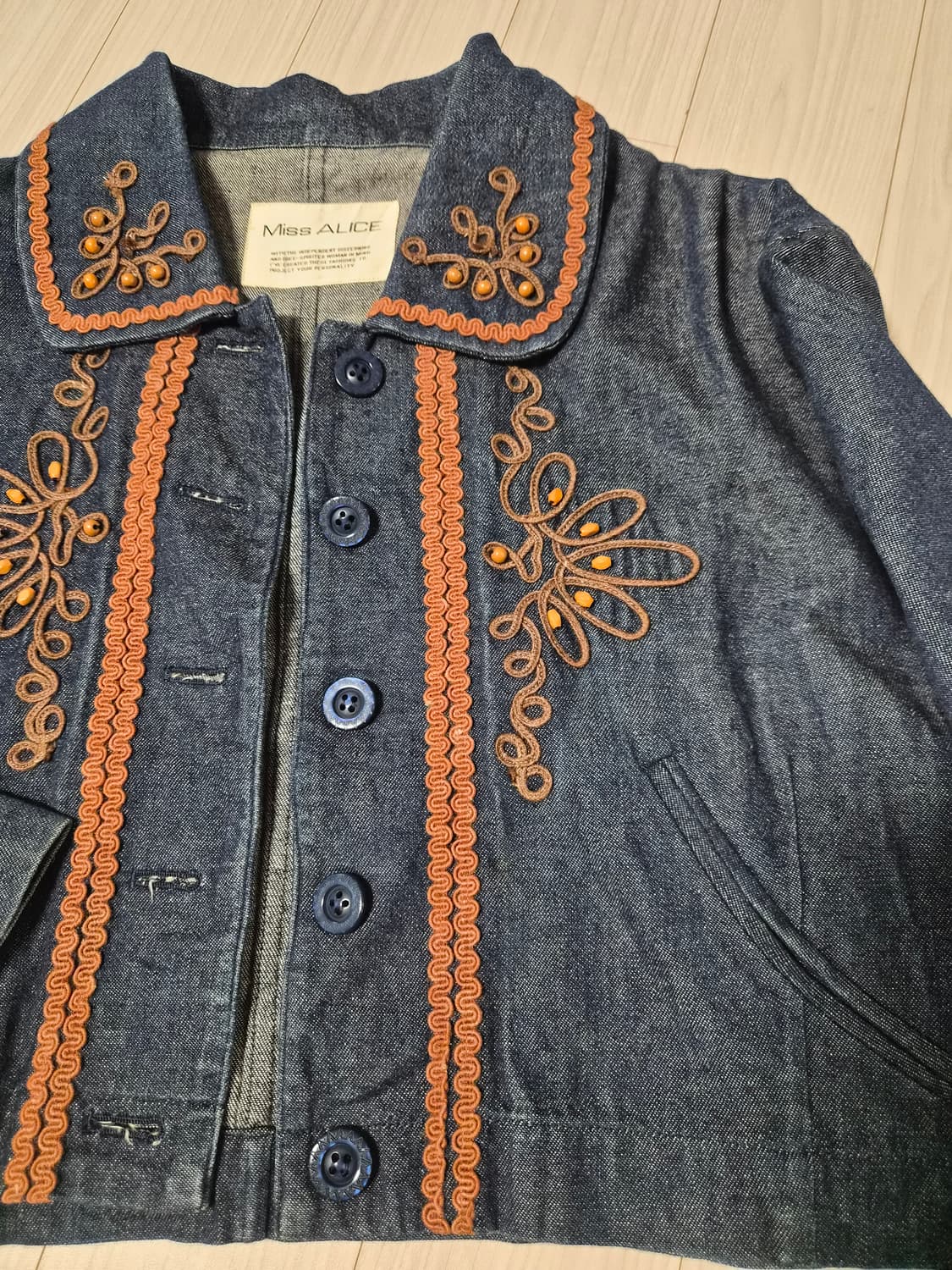 미스 앨리스(Miss ALICE) 자수&비즈 데님 크롭 자켓 상품이미지2