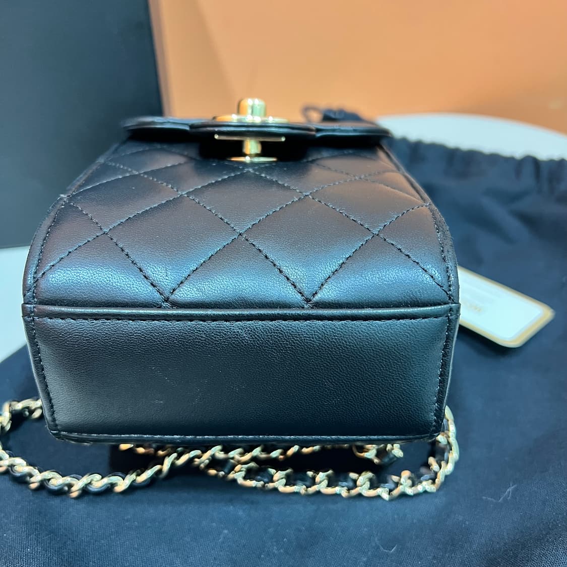 [정품] 샤넬 A81102 램스킨 금장 폰홀더 미니 크로스백 상품이미지7