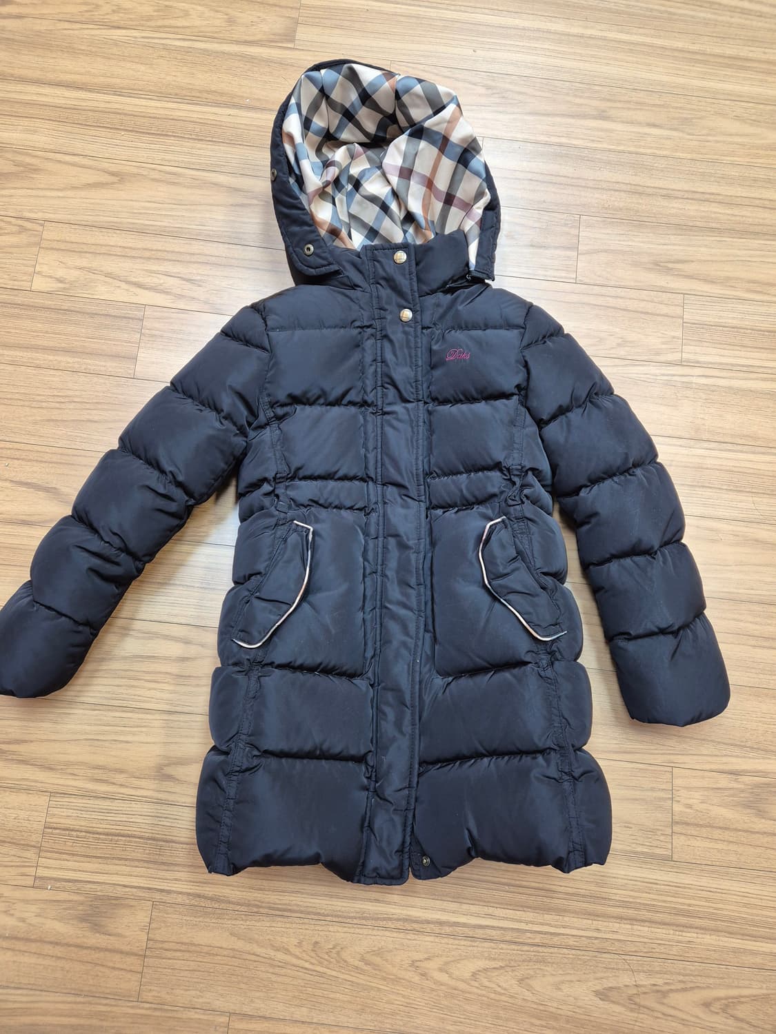 닥스 키즈 공용 패딩 점퍼 140사이즈입니다. 겉감은 폴리 소재로 되어있 상품이미지1