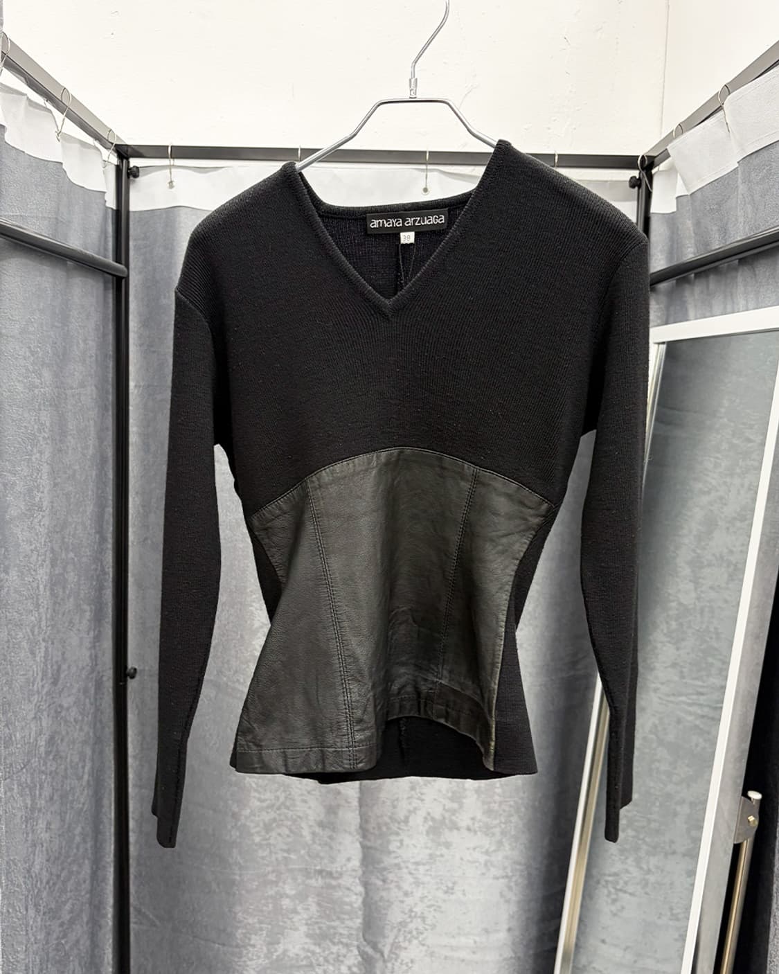 아마야 아르주아가 레더 패널 브이넥 니트 상품이미지1