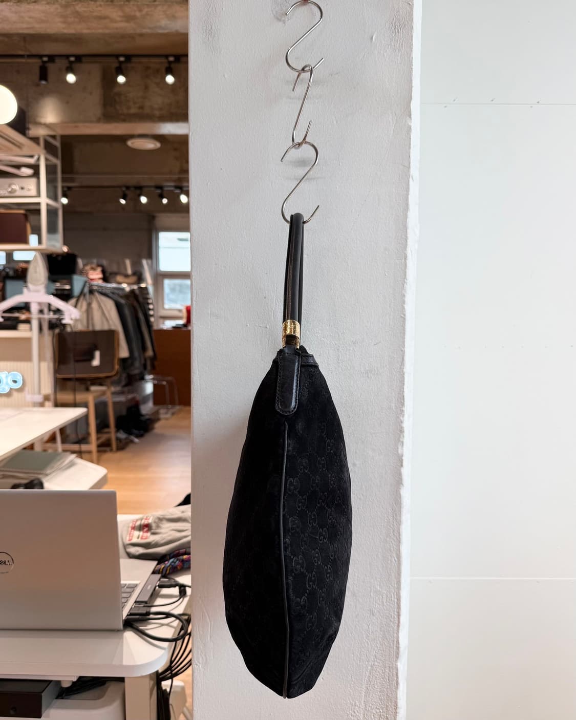 구찌 블랙 GG 스웨이드 호보백  상품이미지4