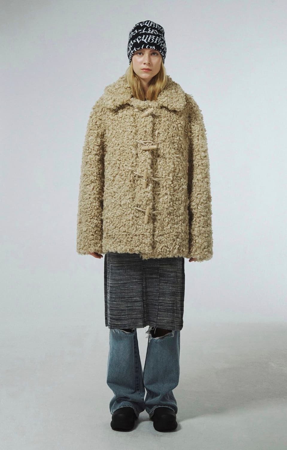 커렌트 퍼자켓 베이지 FLUFFY DUFFLE FUR JACKET 상품이미지1