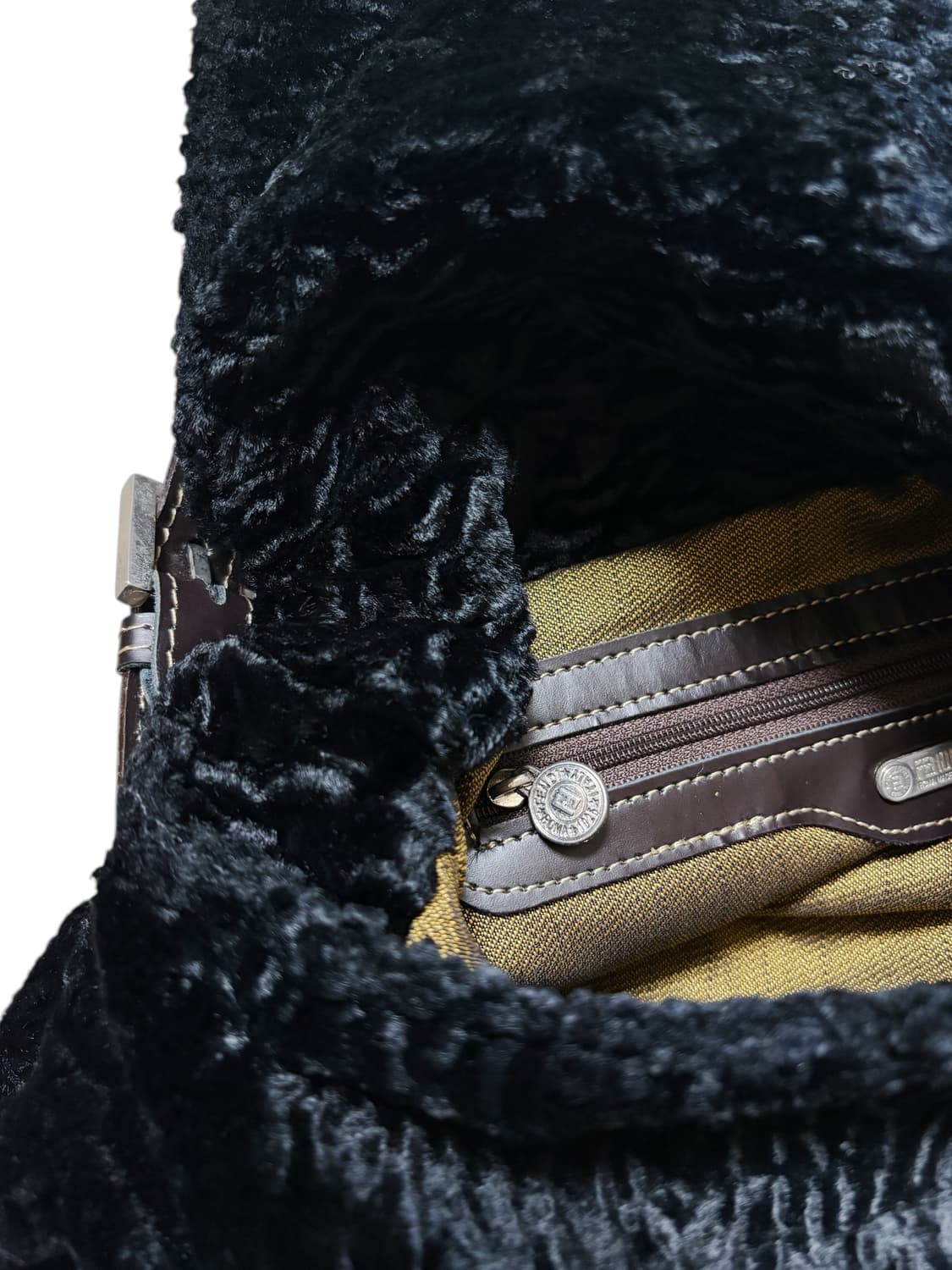 Fendi  s.a.s Faux Fur Baguette Bag 상품이미지6