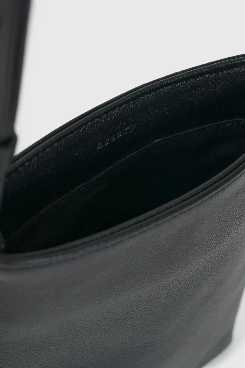 네세서리 레더 버티컬 크로스 백 블랙 상품이미지3